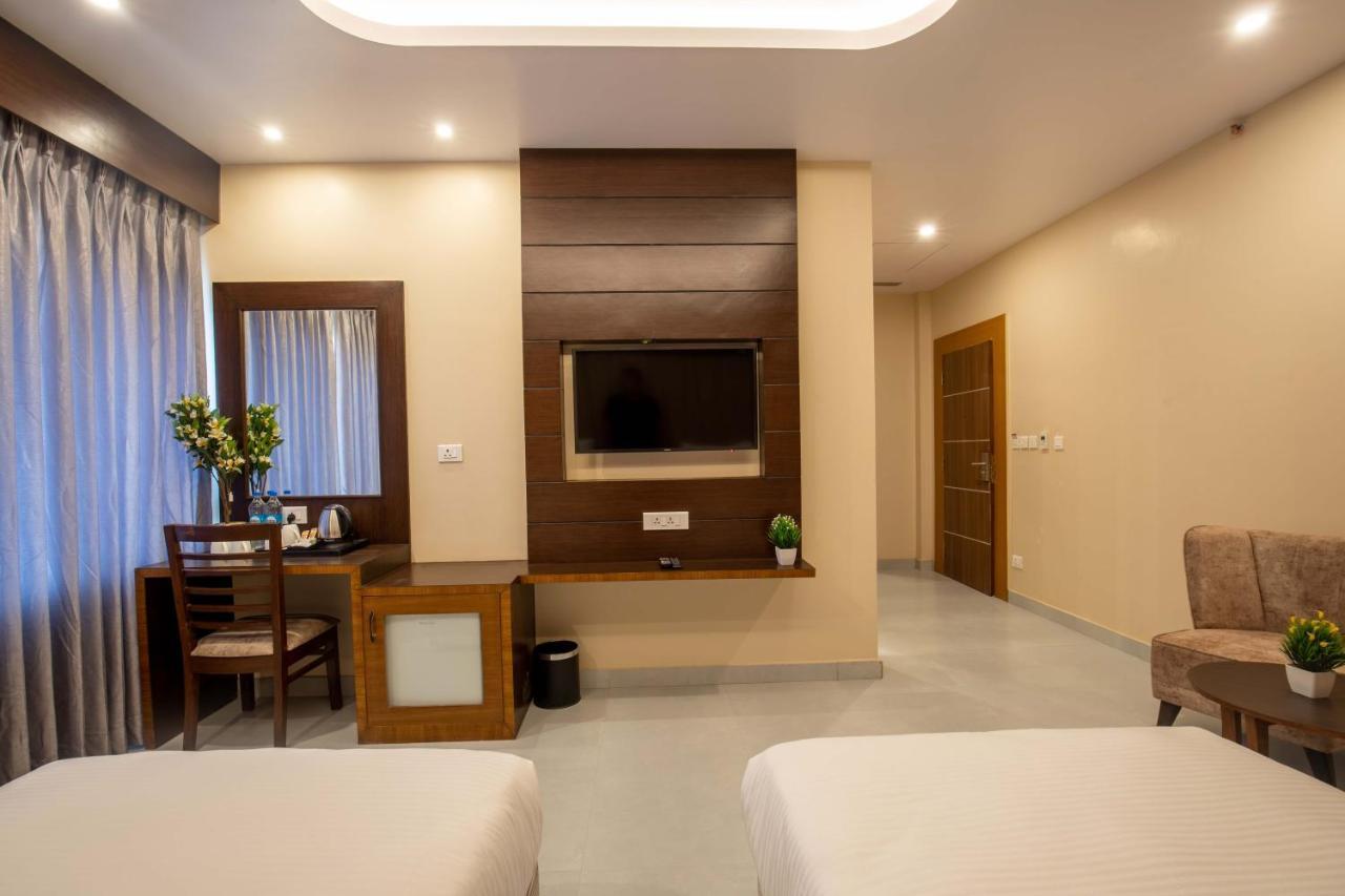 Hotel Palm International Butwāl Eksteriør bilde