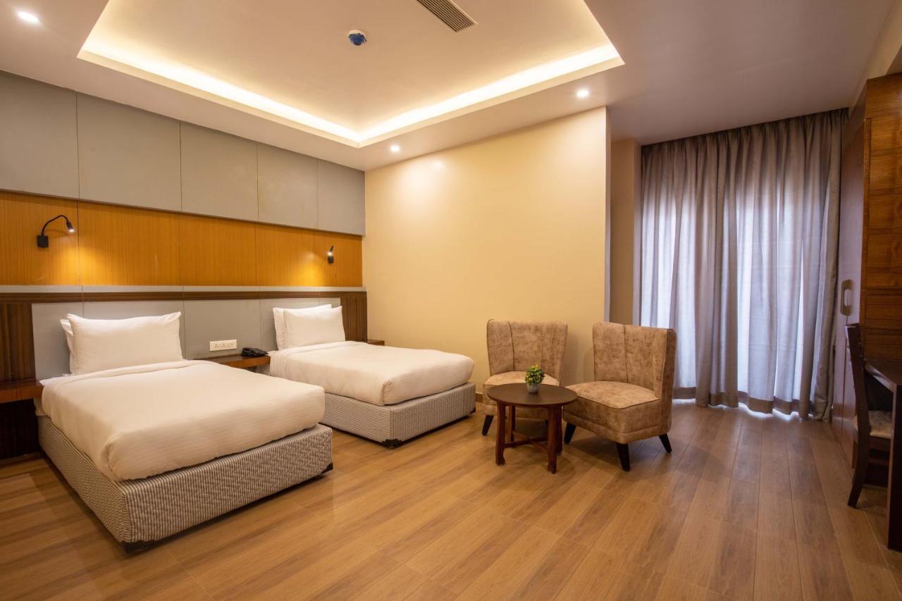 Hotel Palm International Butwāl Eksteriør bilde