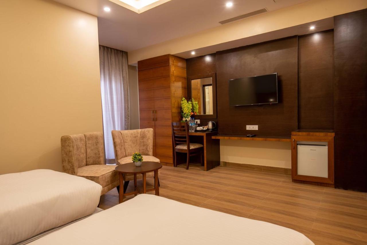 Hotel Palm International Butwāl Eksteriør bilde
