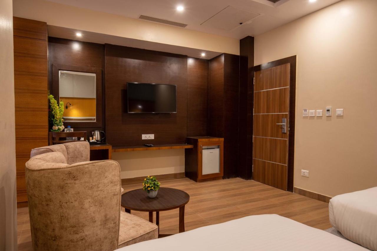 Hotel Palm International Butwāl Eksteriør bilde