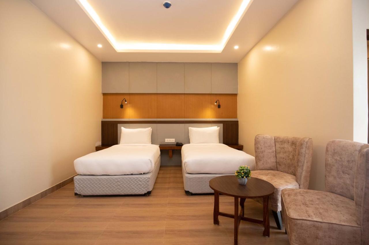 Hotel Palm International Butwāl Eksteriør bilde
