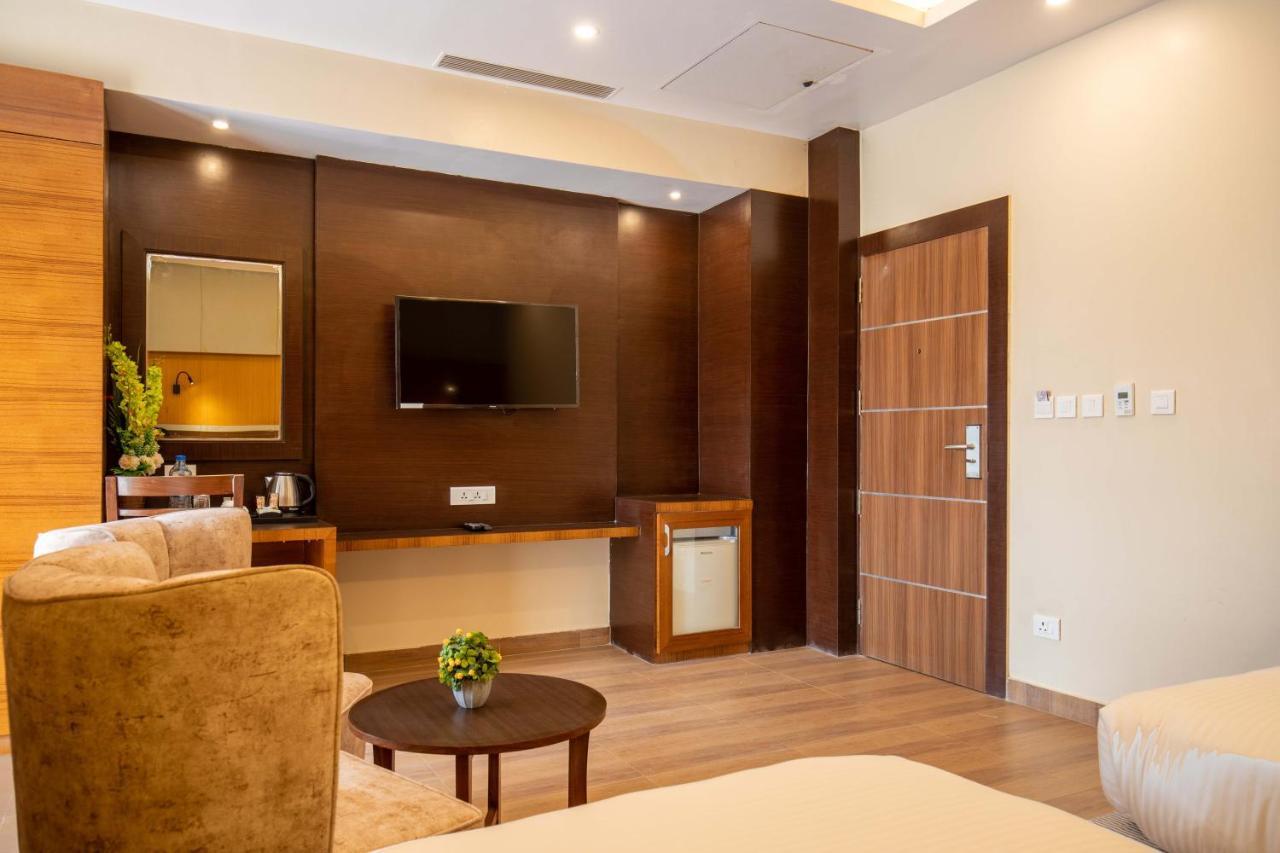 Hotel Palm International Butwāl Eksteriør bilde