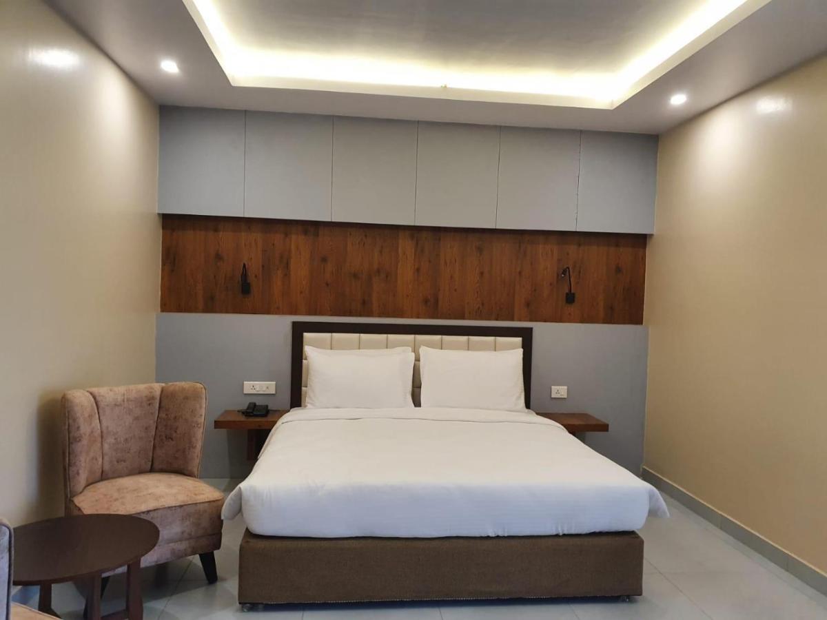 Hotel Palm International Butwāl Eksteriør bilde
